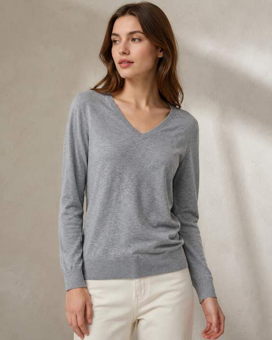 Maglione grigio con scollo a V